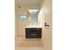 【洗面】機能性に優れた三面鏡（長寿命・省電力のスリムLED付）と、豊富な収納キャビネットがついたスタイリッシュな洗面化粧台です。