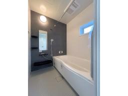 【浴室】毎日のお手入れがしやすい工夫と、心地よい使用感、エコロジー性能を持ったシンプルデザインのシステムバス。