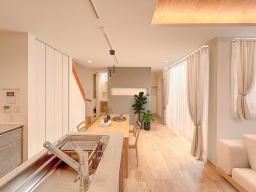 ※掲載のモデルハウス画像は、完成建物の画像にCGで家具を合成配置したものです。実際にはモデルセッティングはございませんので、ご了承ください。