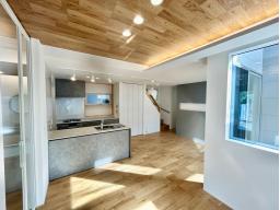 食品や食器などを収納できるパントリーと階段。