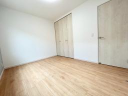 【3階5.7帖】全居室収納付き。衣類もスッキリと収納することができます。