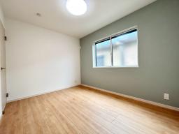 【3階5.7帖】アクセントクロスでおしゃれな空間に。