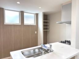 【1号地キッチン裏オープンパントリー】