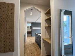 キッチンの奥にさらに収納スペースが！普段はあまり使わない調理器具をしまうなど、使い方様々！