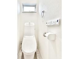 白を基調とした明るいお手洗い。フチレス形状で汚れがたまりにくく、水アカや汚れが付きにくい設計。清掃性や快適性に優れた一体型シャワートイレ（LIXIL）は清潔でクリーンな空間を実現します。