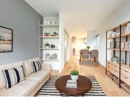 リビングイメージ。家族のゆとり時間に、木の温もりを。ウッドテックの天然木複合フローリング。※こちらの画像は、完成建物の画像にCGで家具を合成配置したものです。実際にはモデルセッティングはございません。