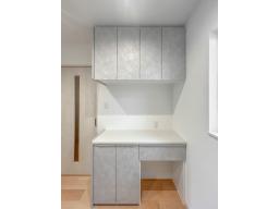 キッチンは嬉しいカップボート付き。調理家電や、食料品のストックなど、置き場所に困るキッチン周りのものをまとめて収納。キッチンをすっきり保ち、お子様の自然なお手伝い習慣も身につく広々キッチン設計です。