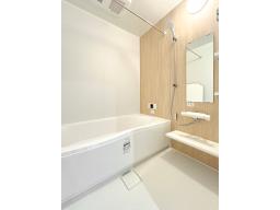 1日の疲れを癒す、ゆとりの浴室。キレイサーモフロアにより冬でも足元が冷たくなりにくく快適。まる洗いカウンターは壁から外して丸ごと洗えるため掃除も簡単。換気乾燥暖房機付きです。