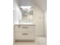 タオルや小物もすっきり収まる収納で、洗面まわりはいつもきれい。「生活感」は、鏡の裏に隠して、いつでもすっきりとした空間を保ちます。合わせ鏡で身支度もスムーズになり、忙しい朝にゆとりが生まれます。