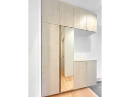 シンプルでスタイリッシュな玄関は、シューズクローゼットの収納性も高く、いつでもスッキリ保つことができます。玄関ドアは、荷物の多い日や雨の日に鍵を取り出す必要がない便利なポケットキー付きです。