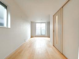 約14.2帖の広々リビングはダイニングテーブルとTVボード＆ソファを置いても、お子様が遊ぶスペースを十分に確保。家族が思い思いの時間を過ごしながら、同じ空間にいられる広さです。