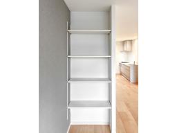 リビングにも可動棚を設けました。郵便物や文房具、書類、家電の説明書、通勤用バッグなど、日常使いのアイテムや、思い立った時にすぐに出して使いたいものを収納することができます。