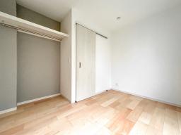 リビングと階層を分けた、独立性の高い一部屋。集中したい時の書斎やテレワークの拠点として、オンオフを切り替えるための空間としても使用可能です。（写真：1階北東洋室5.1帖）