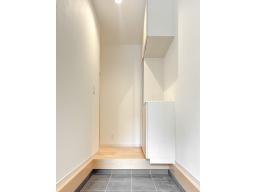 シンプルでスタイリッシュな玄関は、収納性も高く、いつでもスッキリ保つことができます。