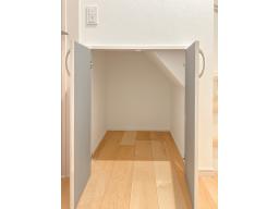 1階階段下の収納スペース。ご家族共用の収納が充実しています♪