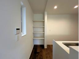 キッチン隣接の食料品のストックに便利なパントリー収納。