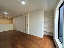 家族のライフスタイルに合わせて、掃除道具、日用品のストック、書類、季節家電などを収納できるリビング収納