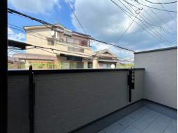 天気の良い日には、外の空気を吸いながら、読書やティータイムを楽しむことができます。