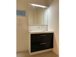 シンプルで機能的な設計が、毎日の手洗いや身支度を快適に。