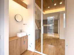 洗礼されたデザインのホテルライクな手洗い場。