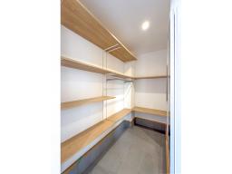 玄関奥にはシューズクローゼットもございます。