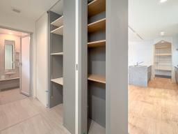 掃除機や洗剤など、アクセスしやすい場所に収納することで、家事効率も向上します。