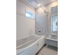 リラックスできる広々としたバスルーム。