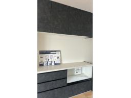 キッチンカップボードを設置。上部にはウォールキャビネット、家電を1カ所にまとめて収納できます。そして自動で蒸気を排出できる機能付き。収納したまま炊飯や湯沸かしができます。