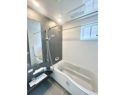 お湯が冷めにくい、浴槽保温材と保温組フタの「ダブル保温」構造。くるりんポイ排水口など毎日のお手入れもラクラク。ガス温水浴室暖房乾燥機付です。