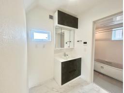 機能性に優れた三面鏡（長寿命・省電力のスリムLED付）と、豊富な収納キャビネットがついたスタイリッシュな洗面化粧台です。