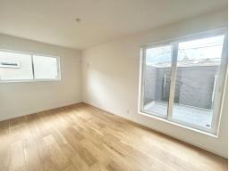 【2階洋室8帖】南と西に窓があり日当たり良好のお部屋です。