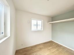 【2階洋室5.2帖】オープンクローゼットにアクセントクロス使用、見せる収納でインテリアにもこだわることができる♪