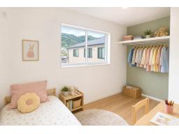 【2階洋室5帖】全居室収納付き。衣類もスッキリと収納することができます。(※掲載の画像は、完成建物の画像にCGで家具等を合成配置したものです。)