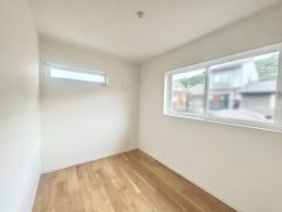 【2階洋室5帖】2階洋室は振り分けタイプ。プライベート時間もゆったりと過ごせる住まい。