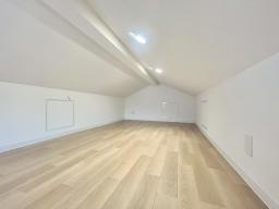 季節の家電製品やアウトドア用品、お子さんの思い出の品物など収納して生活スペースを圧迫しない大空間収納庫。