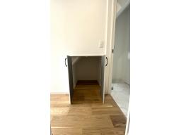 １階階段下　収納スペース