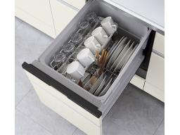 ラクな姿勢で使いやすいスライド式「食器洗い乾燥機」が標準装備。後片付けの時間が短縮でき、シンクまわりもすっきり片付きます。※画像はイメージです。