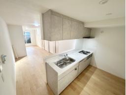 ラクな姿勢で使いやすいスライド式「食器洗い乾燥機」が標準装備。後片付けの時間が短縮でき、シンクまわりもすっきり片付きます。