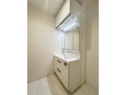 機能性に優れた三面鏡（長寿命・省電力のスリムLED付）と、豊富な収納キャビネットがついたスタイリッシュな洗面化粧台です。