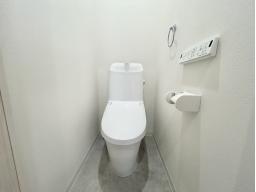 落ちにくい汚物汚れも、水を流すだけツルンっと落とせる新素材「アクアセラミック」で毎日のお手入れ簡単！