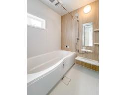 キレイサーモフロアにより冬でも足元が冷たくなりにくく快適。まる洗いカウンターは壁から外して丸ごと洗えるため掃除も簡単。快適性、清掃性、デザイン性を兼ね備えたLIXILのバスルームです。