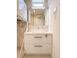 機能性とデザイン性を備えたLIXILの三面鏡（長寿命・省電力のスリムLED付）洗面台。豊富な収納で洗面周りもすっきり保てるスタイリッシュな洗面化粧台です。