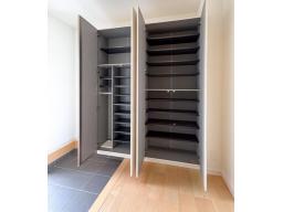 シューズクローゼットは、可動棚のため高さ調節ができ、シューズ以外のレイングッズやアウトドア用品なども収納可能です。