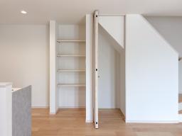 リビングにはコードレス掃除機の充電にぴったりのコンセント付き階段下収納を設置。リビングをすっきり保ち広々と使えます。