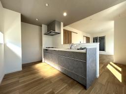 キッチン：ラクな姿勢で使いやすいスライド式「食器洗い乾燥機」が標準装備。後片付けの時間が短縮でき、シンクまわりもすっきり片付きます。