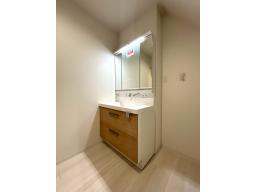 洗面化粧台：機能性に優れた三面鏡（長寿命・省電力のスリムLED付）と、豊富な収納キャビネットがついたスタイリッシュな洗面化粧台です。