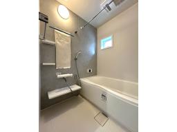 浴室：毎日のお手入れがしやすい工夫と、心地よい使用感、エコロジー性能を持ったシンプルデザインのシステムバス。