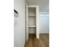 ２階キッチン横物入