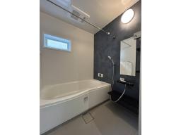 浴室：毎日のお手入れがしやすい工夫と、心地よい使用感、エコロジー性能を持ったシンプルデザインのシステムバス。