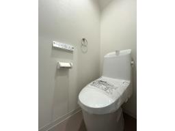 トイレ：落ちにくい汚物汚れも、水を流すだけツルンっと落とせる新素材”アクアセラミック”で毎日のお手入れ簡単！